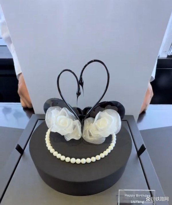 国内股票配资入门 高铁跑腿送蛋糕折射消费新图景